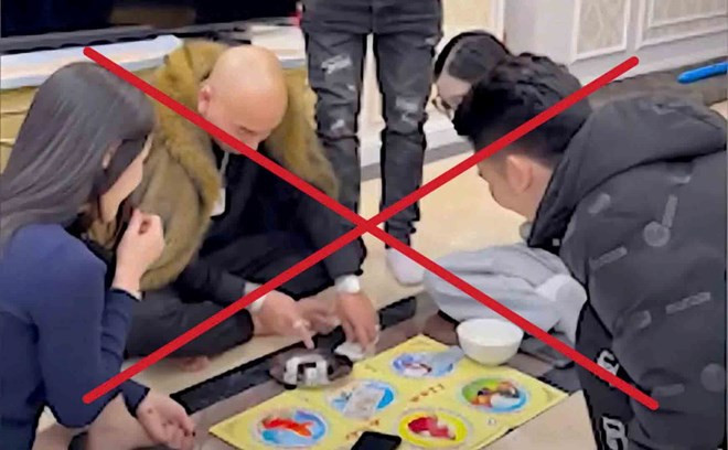 Phú Lê bị phạt vì đăng video đánh bạc