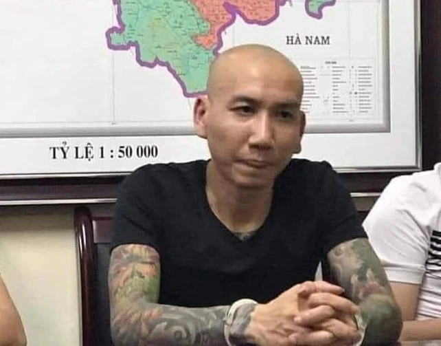 Phú Lê bị phạt vì đăng video đánh bạc