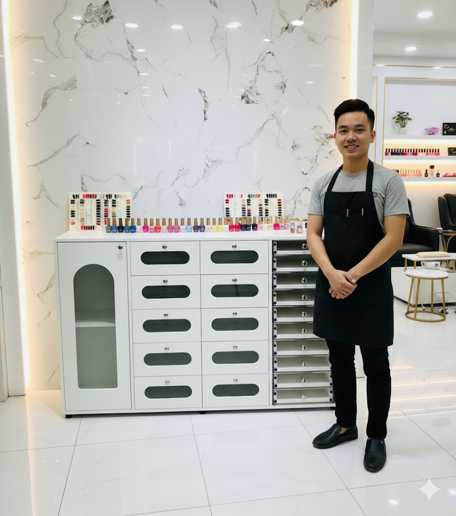 Tuyệt vời! Dưới đây là nội dung giới thiệu chi tiết và hấp dẫn cho sản phẩm tủ dụng cụ và trưng bày bằng gỗ MDF giá rẻ, đẹp, kèm theo chế độ bảo hành 2 năm: 💅 Tủ Đựng Dụng Cụ & Trưng Bày Nail Anna Nail - Giải Pháp Hoàn Hảo Cho Không Gian Tiệm Của Bạn! ✨ Bạn đang tìm kiếm một chiếc tủ đa năng vừa giúp sắp xếp gọn gàng hàng trăm chai sơn, dụng cụ, vừa là nơi trưng bày bảng màu, mẫu nail thu hút ánh nhìn? 👉 Tủ Dụng Cụ & Trưng Bày Nail MDF Cao Cấp của chúng tôi chính là lựa chọn không thể bỏ qua! 🌟 Điểm Nổi Bật Của Sản Phẩm: Chất liệu: Sử dụng Gỗ Công Nghiệp MDF chất lượng cao, đã qua xử lý chống mối mọt, cong vênh, đảm bảo độ bền vượt trội theo thời gian. Thiết kế Đa Năng: Tích hợp hoàn hảo giữa không gian lưu trữ và trưng bày: Ngăn Kéo Rộng Rãi: Các ngăn kéo tiện lợi với lỗ khoét thông minh, lý tưởng để cất giữ các dụng cụ lớn, khăn, phụ liệu làm nail... Hệ Thống Khay Trưng Bày (Phía bên phải): Các khay nhỏ, xếp chồng, giúp bạn phân loại và trưng bày bảng màu, tip mẫu nail một cách khoa học và dễ dàng cho khách hàng lựa chọn. Ô Cửa Kính (Phía bên trái): Lý tưởng để trưng bày các chai sơn, máy móc hoặc vật phẩm trang trí quan trọng. Tính Thẩm Mỹ Cao: Với màu xám bê tông sang trọng và hiện đại, chiếc tủ không chỉ là nơi chứa đồ mà còn là một món nội thất cao cấp, nâng tầm không gian tiệm nail của bạn. Hoặc tùy chọn màu vân gỗ tự nhiên, ấm cúng và tinh tế (như mẫu trong hình). 💰 Giá Cả Hợp Lý - Chất Lượng Vượt Trội: Chúng tôi cam kết mang đến sản phẩm tủ trưng bày và dụng cụ giá rẻ, cạnh tranh nhất trên thị trường, giúp bạn tối ưu hóa chi phí đầu tư ban đầu mà vẫn sở hữu nội thất đẹp và bền bỉ. 🛡️ Yên Tâm Tuyệt Đối Với Chế Độ Bảo Hành 2 NĂM! Chúng tôi tự tin vào chất lượng sản phẩm và cung cấp chế độ bảo hành chính hãng lên đến 24 tháng. Mọi vấn đề về chất liệu hay lỗi kỹ thuật sẽ được đội ngũ của chúng tôi hỗ trợ nhanh chóng và chuyên nghiệp. 👉 Đừng chần chừ! Đầu tư vào chiếc tủ này ngay hôm nay để tiệm nail của bạn thêm phần chuyên nghiệp, gọn gàng và ấn tượng hơn trong mắt khách hàng!