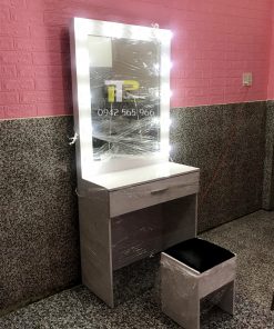 Bàn trang điểm màu cho tiệm nhỏ gọn